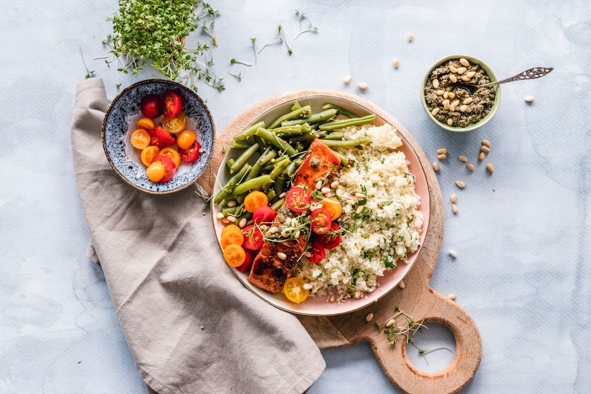 Balanced nutrition plate with vegetables and proteins